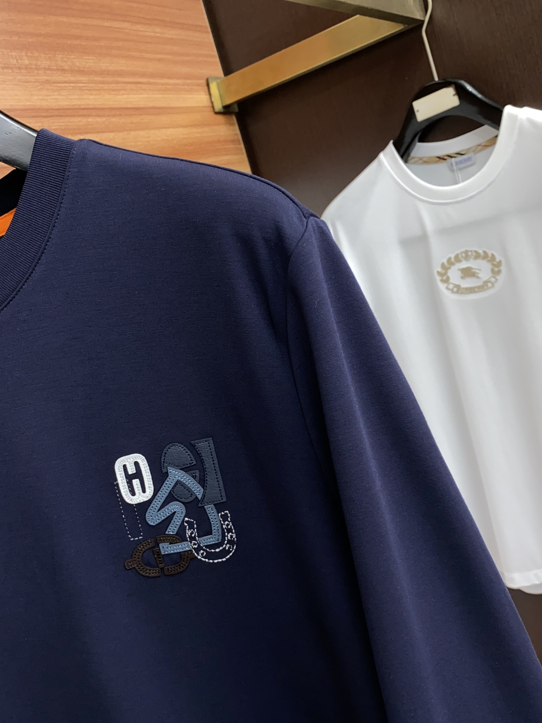  爱马仕 2025最新小绣花长袖T恤210克百分百丝光双面码数：M-3XL
颜色：藏青，白色，黑色 灰色