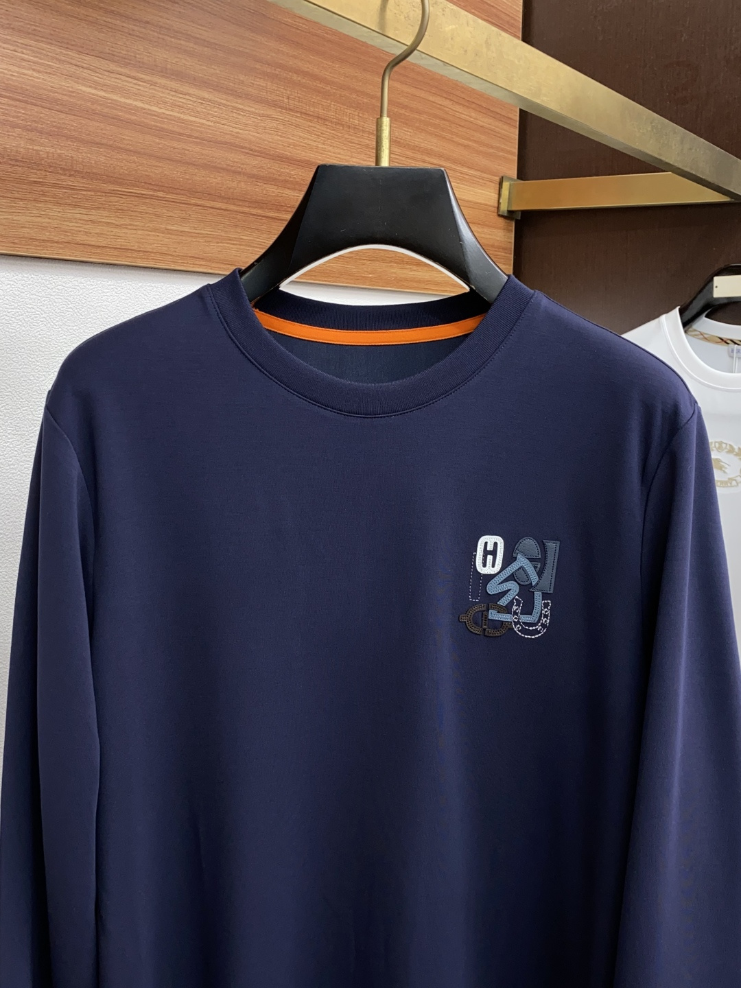  爱马仕 2025最新小绣花长袖T恤210克百分百丝光双面码数：M-3XL
颜色：藏青，白色，黑色 灰色