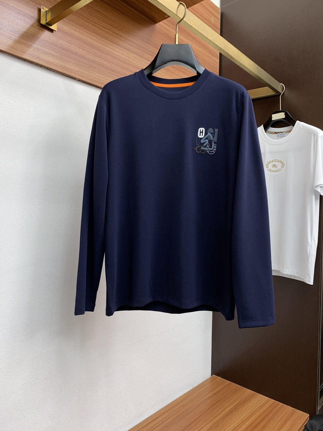  爱马仕 2025最新小绣花长袖T恤210克百分百丝光双面码数：M-3XL
颜色：藏青，白色，黑色 灰色