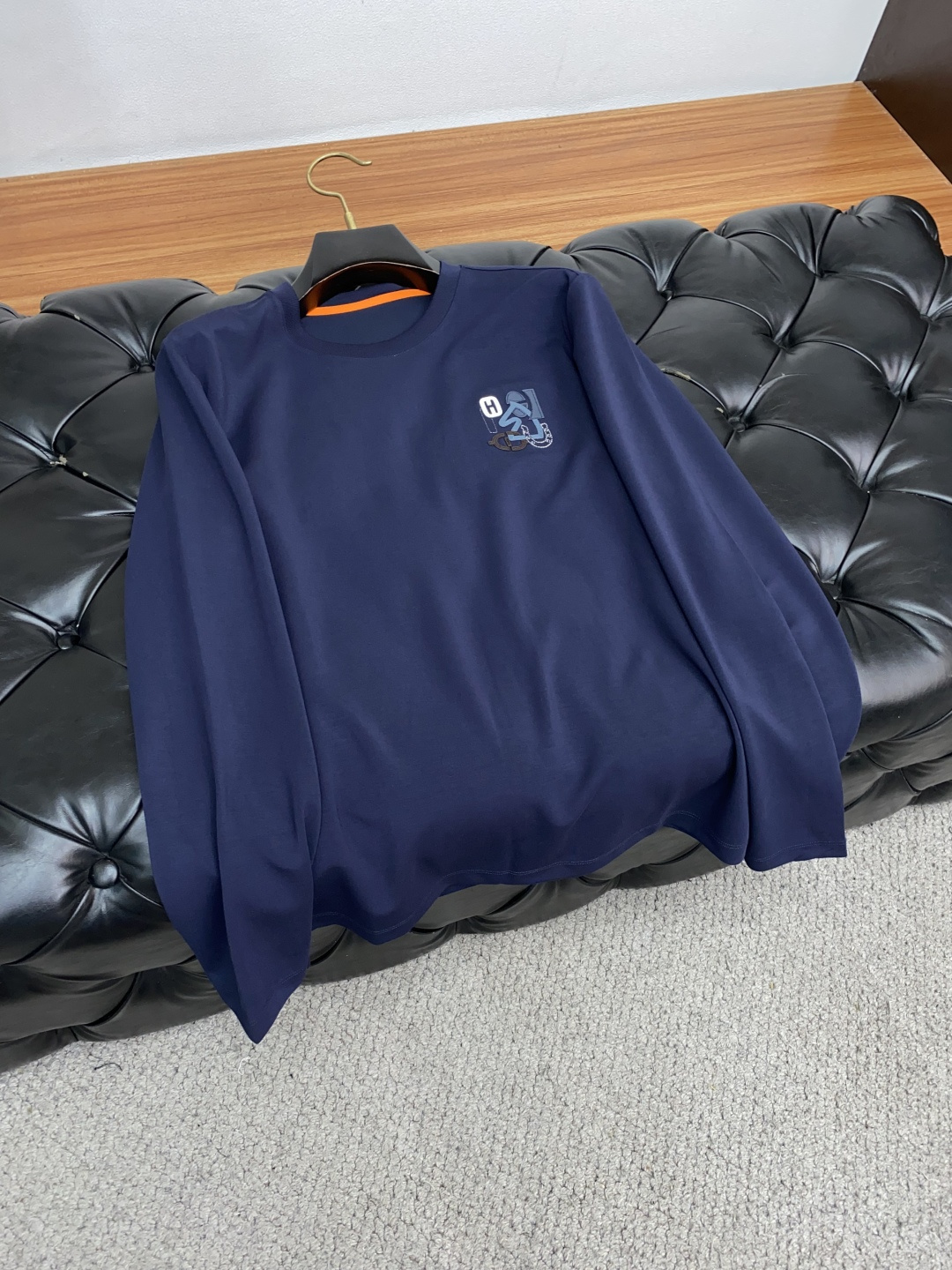  爱马仕 2025最新小绣花长袖T恤210克百分百丝光双面码数：M-3XL
颜色：藏青，白色，黑色 灰色