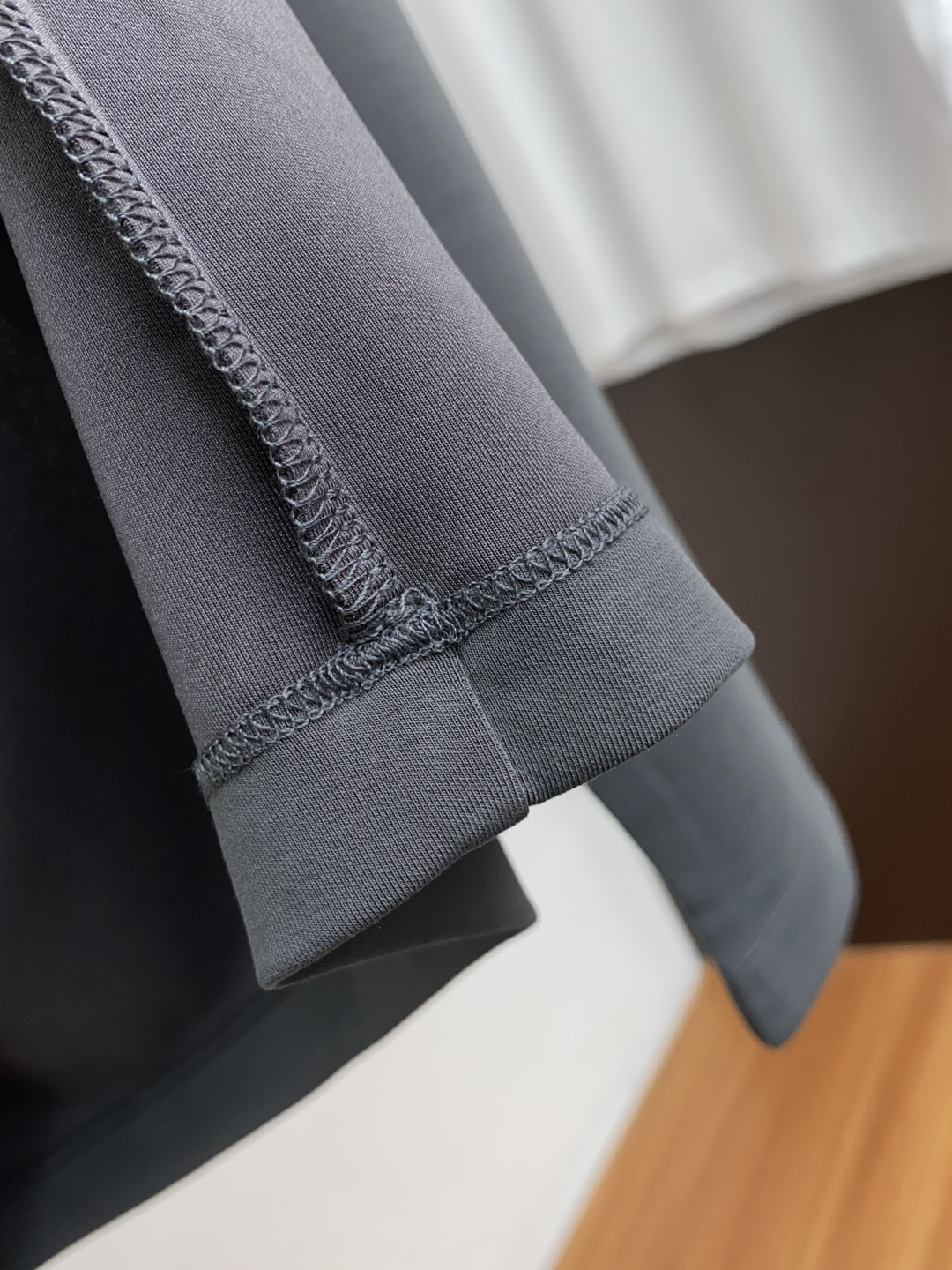  爱马仕 2025最新小绣花长袖T恤210克百分百丝光双面码数：M-3XL
颜色：藏青，白色，黑色 灰色