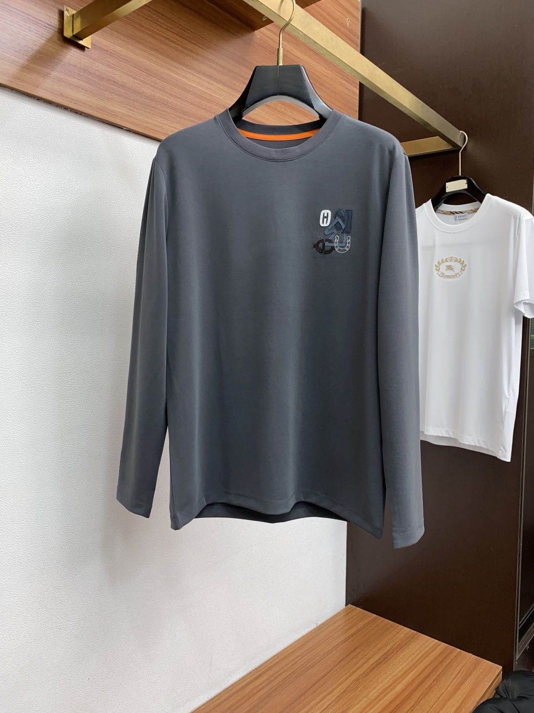  爱马仕 2025最新小绣花长袖T恤210克百分百丝光双面码数：M-3XL
颜色：藏青，白色，黑色 灰色
