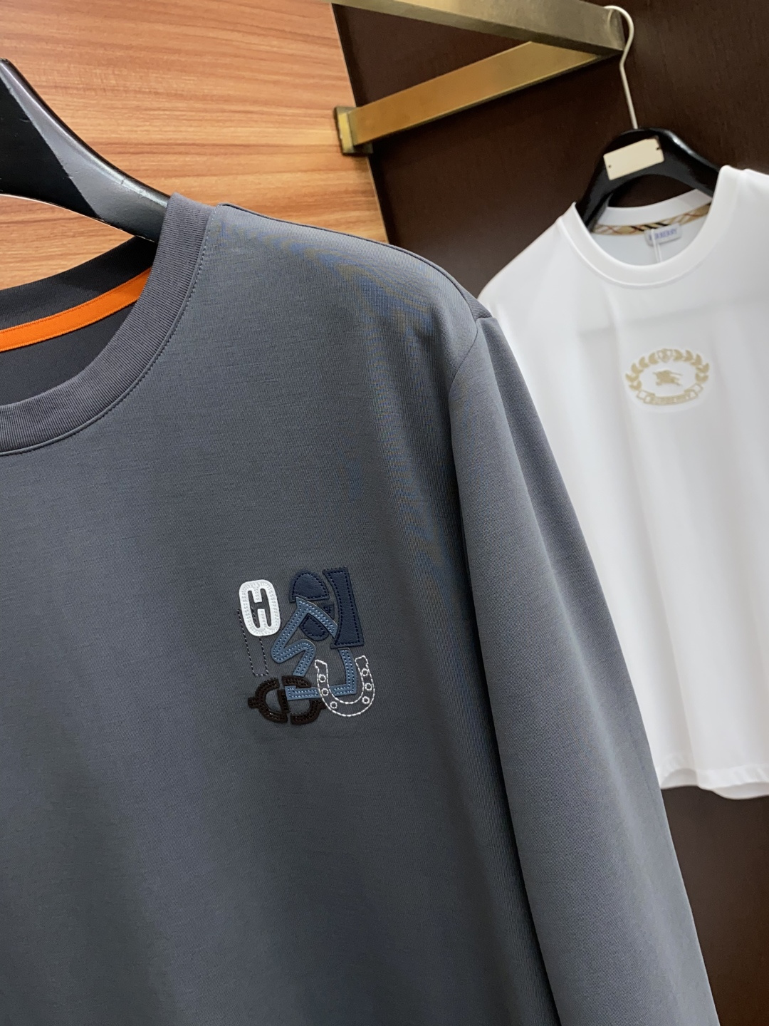  爱马仕 2025最新小绣花长袖T恤210克百分百丝光双面码数：M-3XL
颜色：藏青，白色，黑色 灰色