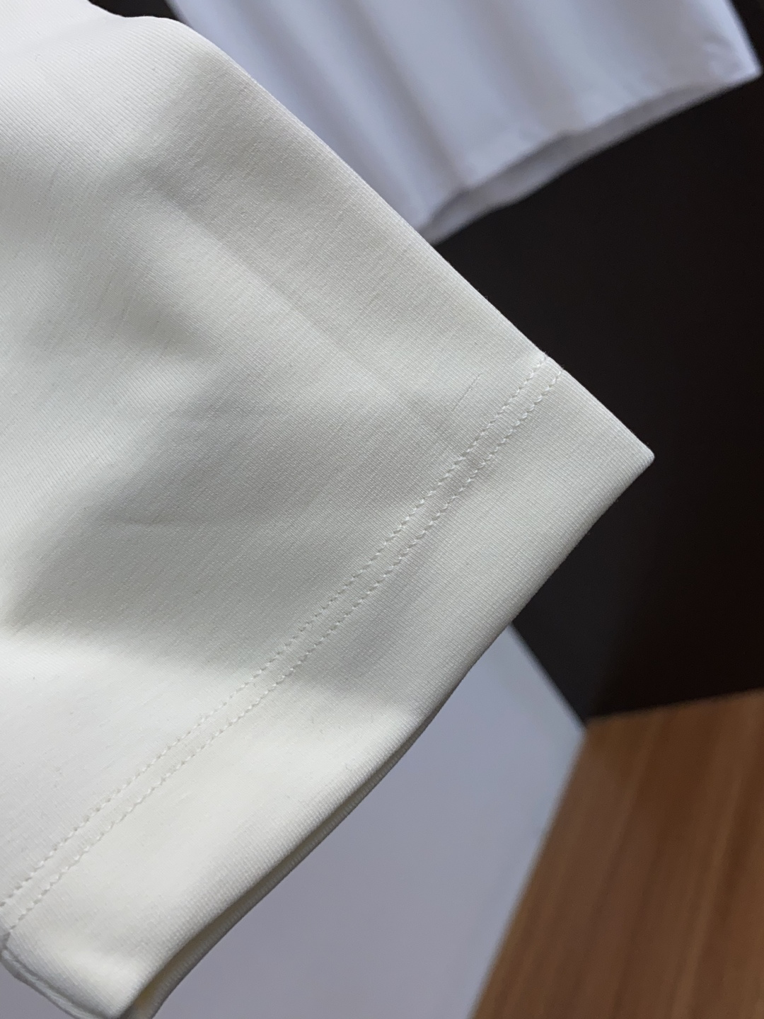  爱马仕 2025最新小绣花长袖T恤210克百分百丝光双面码数：M-3XL
颜色：藏青，白色，黑色 
款