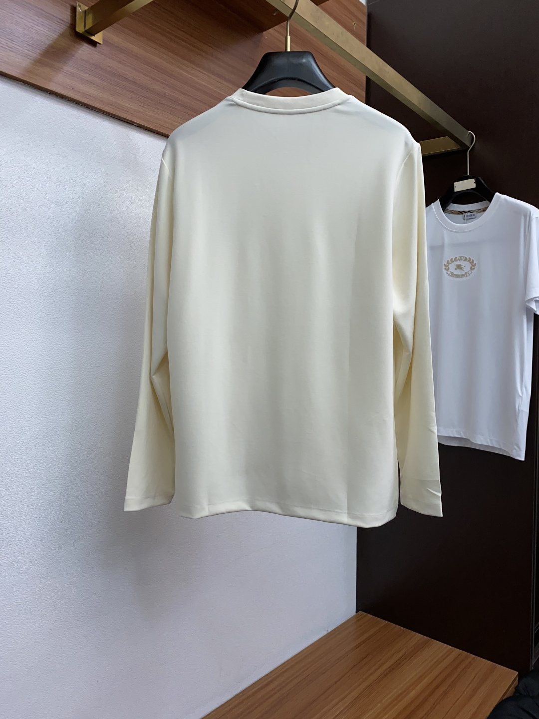  爱马仕 2025最新小绣花长袖T恤210克百分百丝光双面码数：M-3XL
颜色：藏青，白色，黑色 
款
