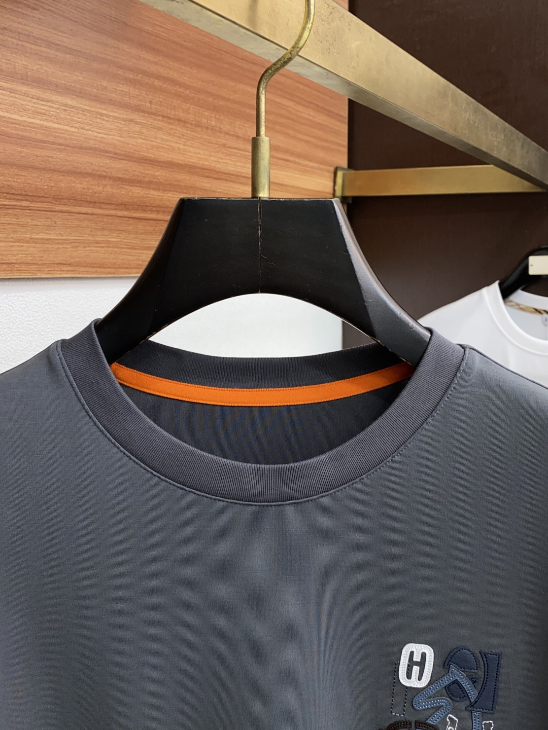  爱马仕 2025最新小绣花长袖T恤210克百分百丝光双面码数：M-3XL
颜色：藏青，白色，黑色 灰色