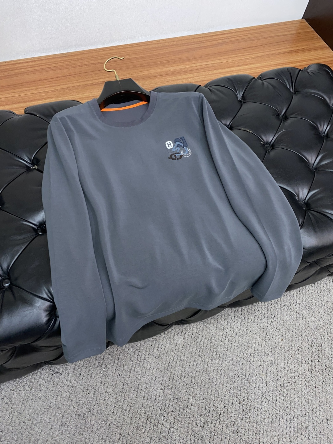  爱马仕 2025最新小绣花长袖T恤210克百分百丝光双面码数：M-3XL
颜色：藏青，白色，黑色 灰色