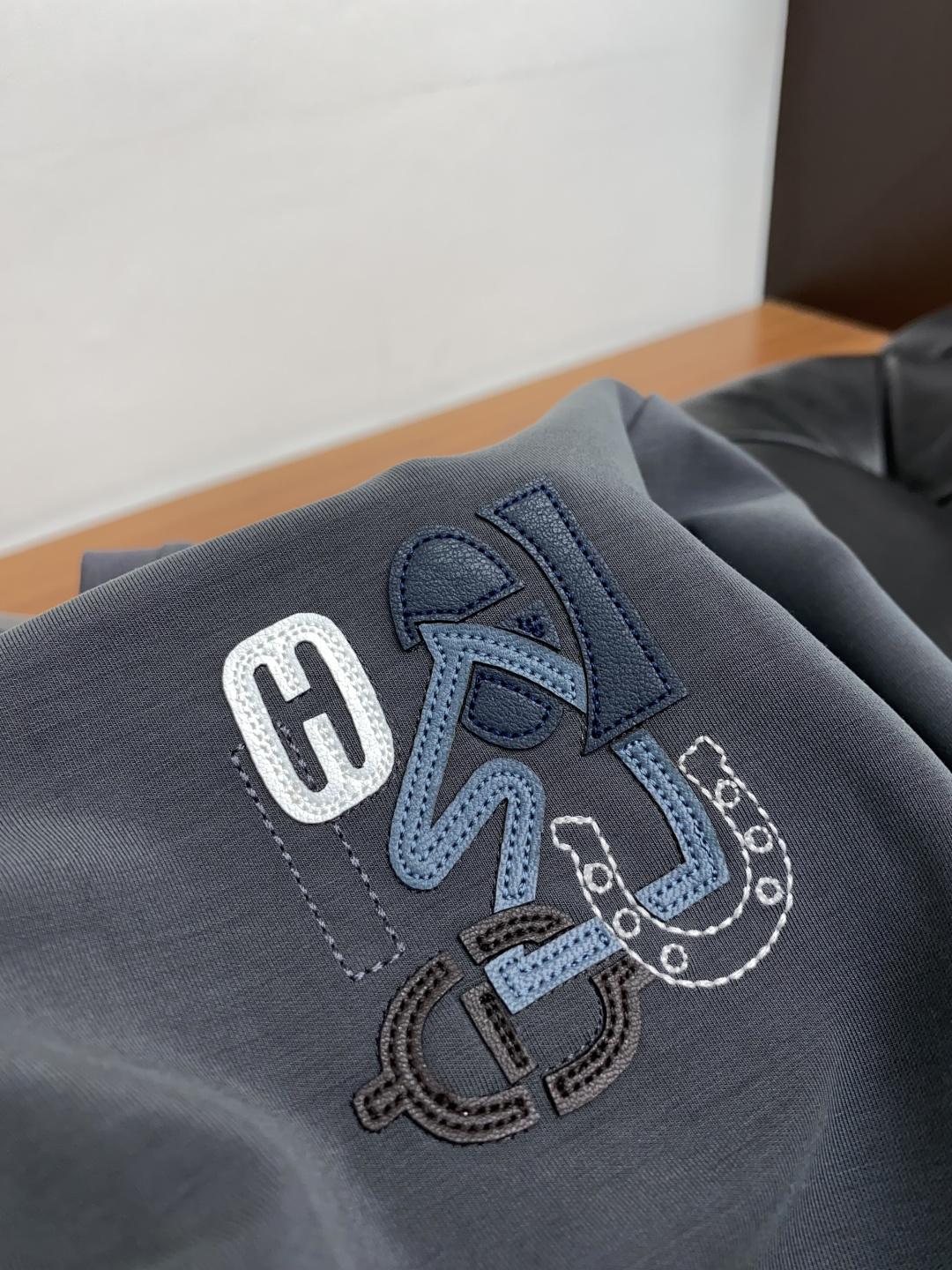  爱马仕 2025最新小绣花长袖T恤210克百分百丝光双面码数：M-3XL
颜色：藏青，白色，黑色 灰色