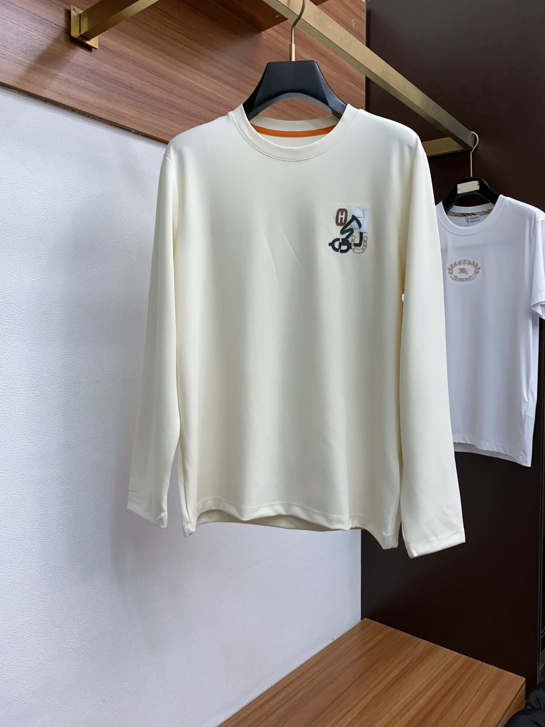  爱马仕 2025最新小绣花长袖T恤210克百分百丝光双面码数：M-3XL
颜色：藏青，白色，黑色 
款