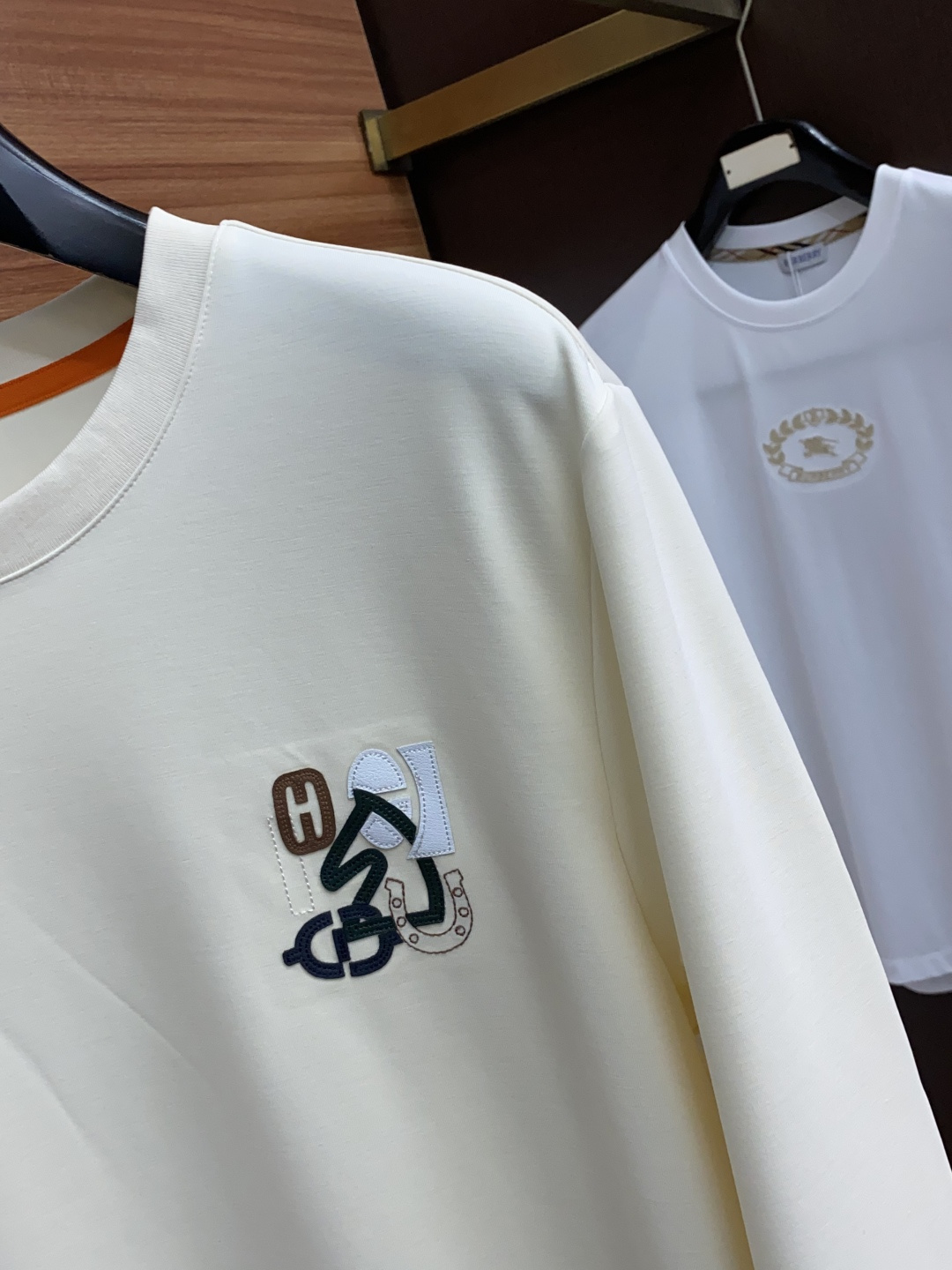  爱马仕 2025最新小绣花长袖T恤210克百分百丝光双面码数：M-3XL
颜色：藏青，白色，黑色 
款