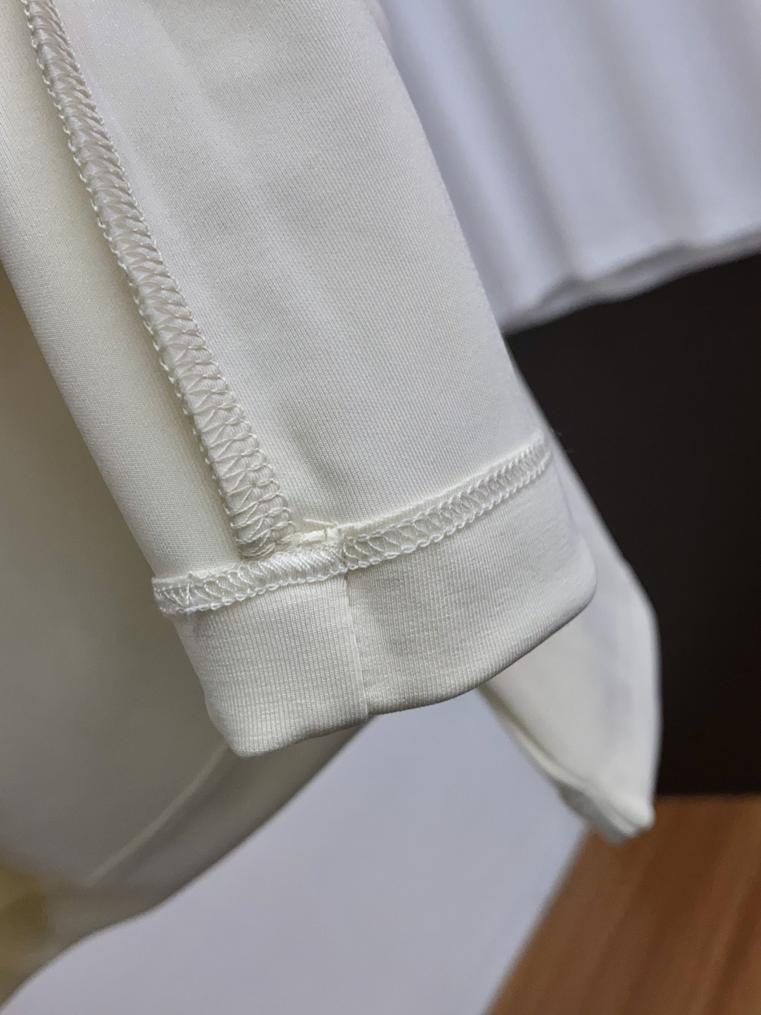  爱马仕 2025最新小绣花长袖T恤210克百分百丝光双面码数：M-3XL
颜色：藏青，白色，黑色 
款