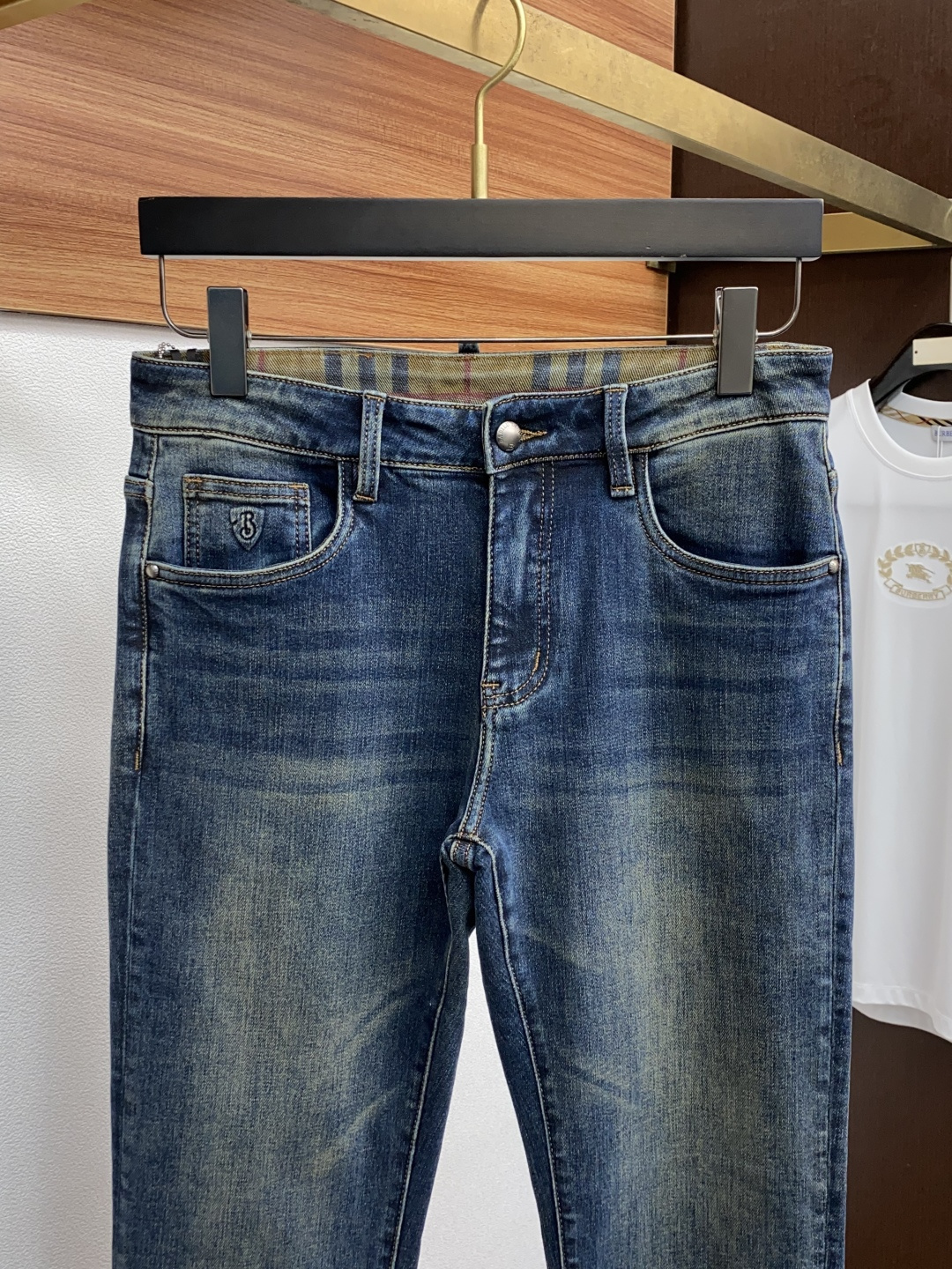 “Men’s Fall and Winter Fashion: Premium Jeans with Unique Craftsmanship and Durable Quality” - 图片 3