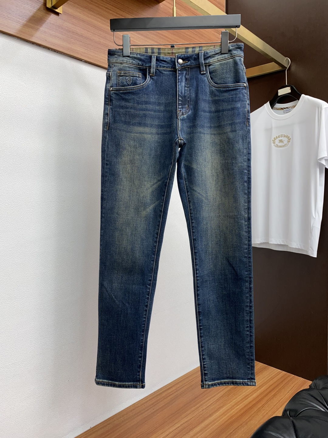 “Men’s Fall and Winter Fashion: Premium Jeans with Unique Craftsmanship and Durable Quality” - 图片 2
