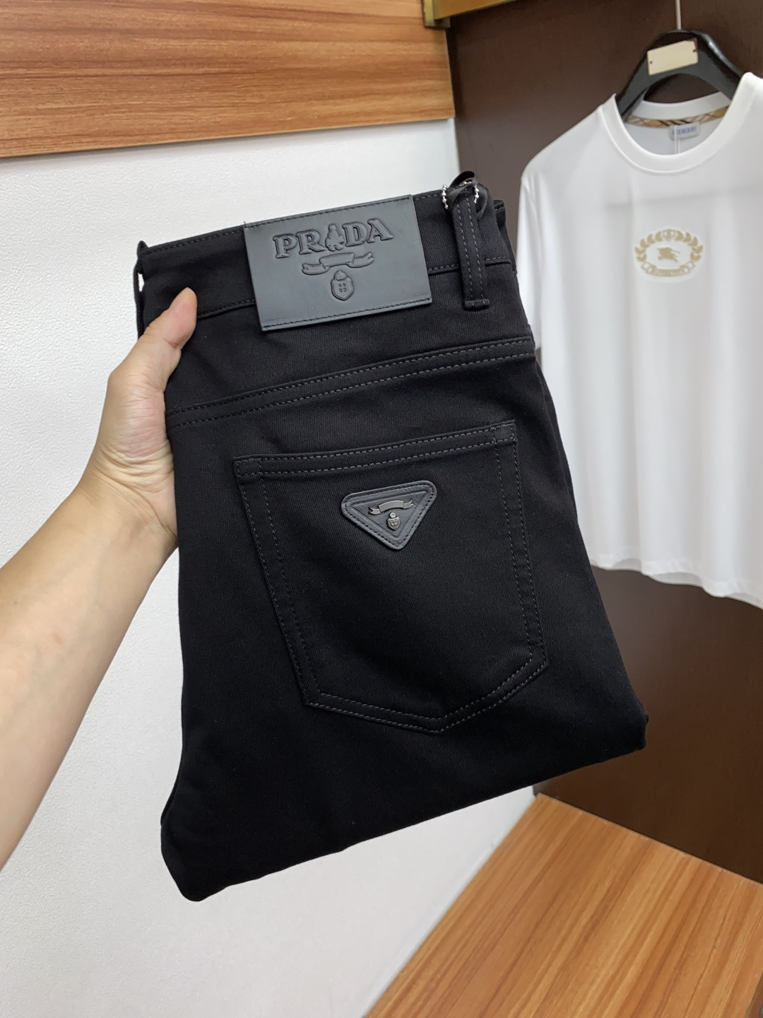 普拉达 25ss秋冬新款 男士小直筒原单 牛仔裤 秋冬新款超柔软，弹力面料，复杂的手工艺叠加，任何一个洗