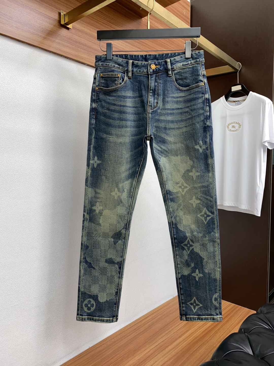  1v 路易威登 25ss秋冬新款 男士小直筒原单 牛仔裤 秋冬新款超柔软，弹力面料，复杂的手工艺叠加，