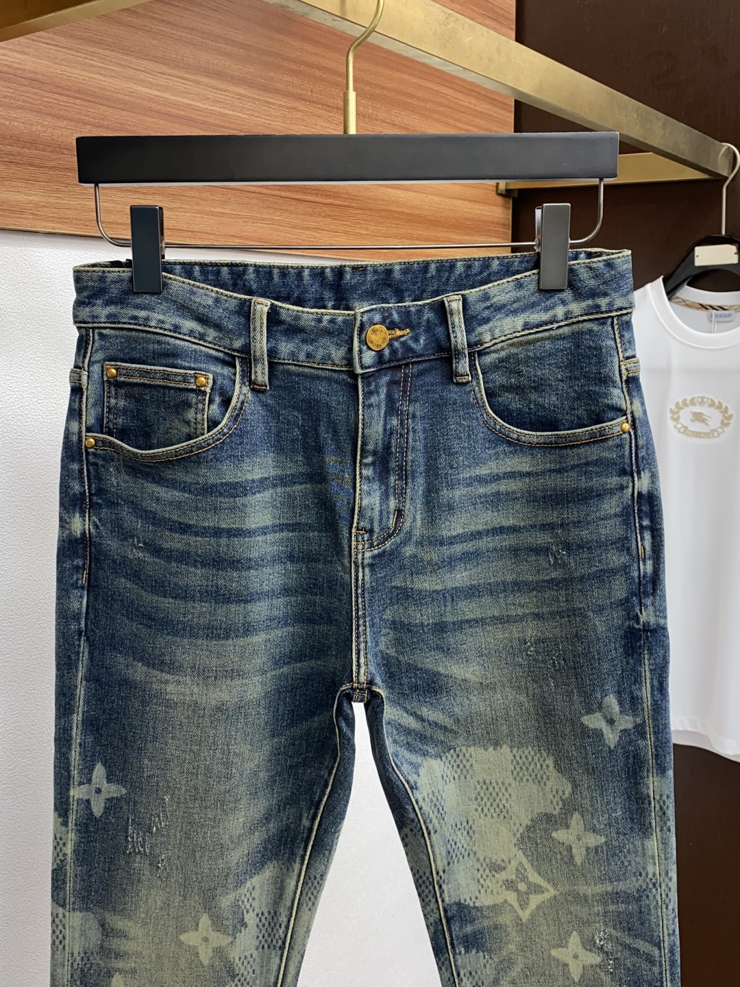  1v 路易威登 25ss秋冬新款 男士小直筒原单 牛仔裤 秋冬新款超柔软，弹力面料，复杂的手工艺叠加，