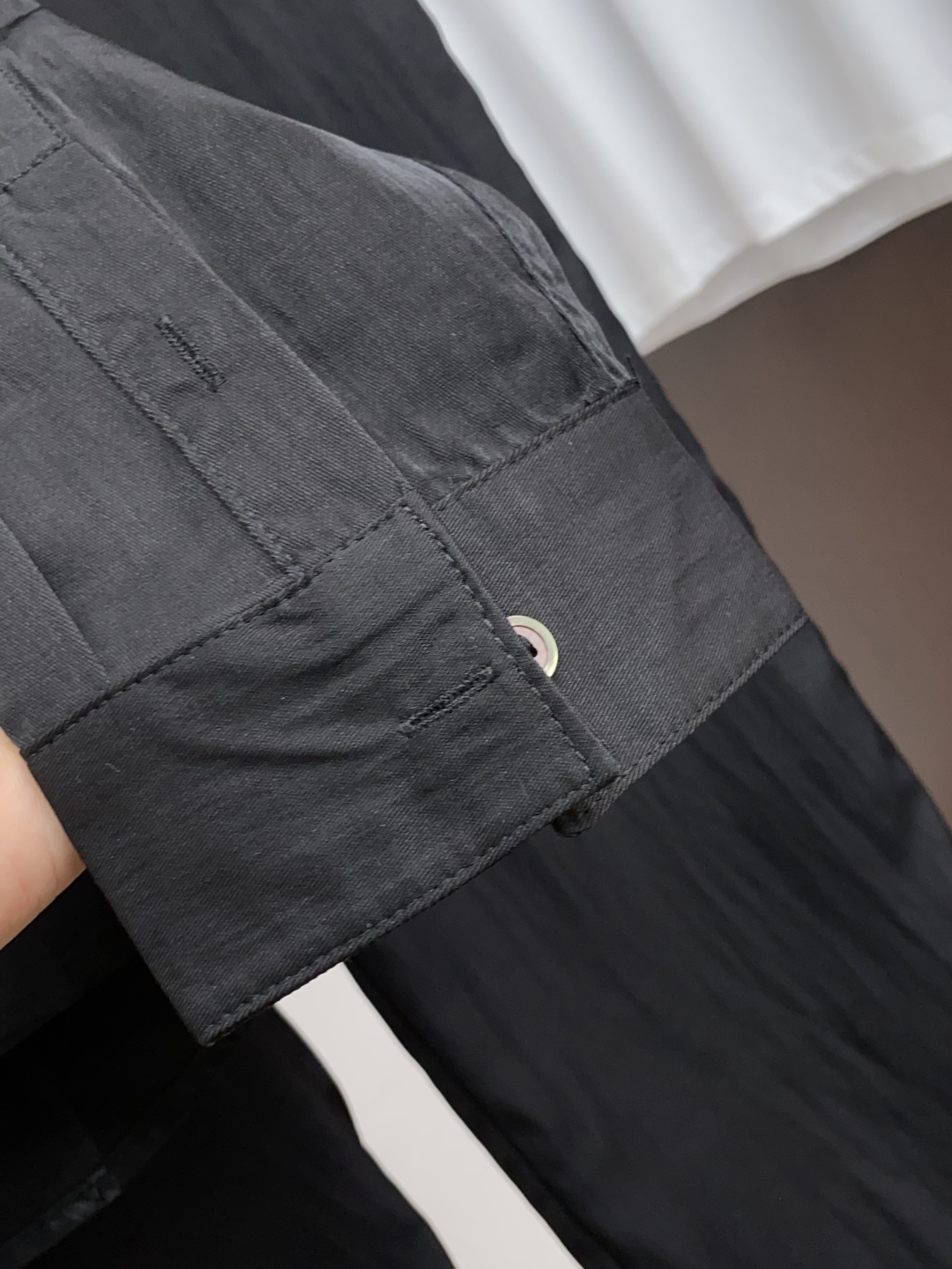 “High-End Men’s Jacket and Pants Suit: Tailor-Made Fabric with Impeccable Detail and High Air Comfort” - 图片 4