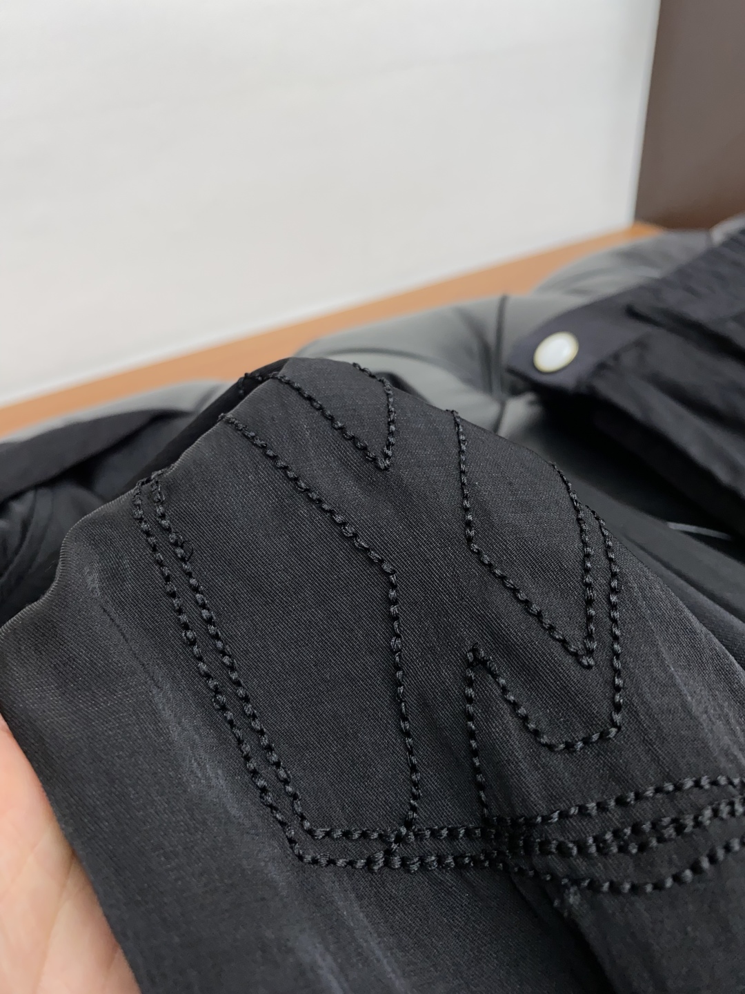 “High-End Men’s Jacket and Pants Suit: Tailor-Made Fabric with Impeccable Detail and High Air Comfort” - 图片 7