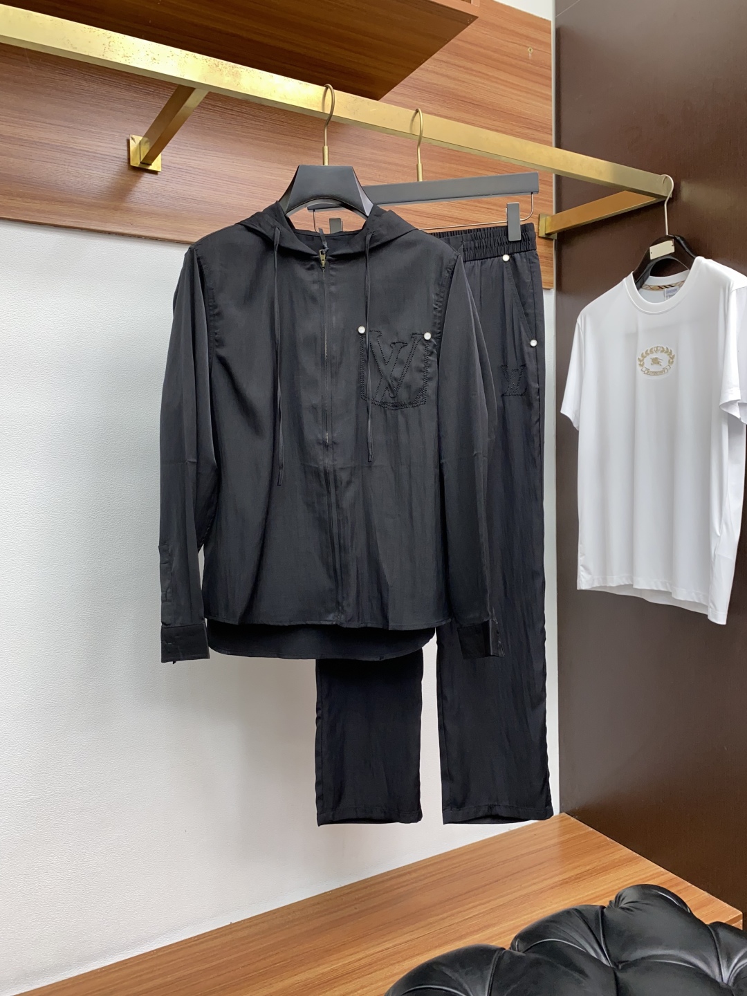 “High-End Men’s Jacket and Pants Suit: Tailor-Made Fabric with Impeccable Detail and High Air Comfort” - 图片 1
