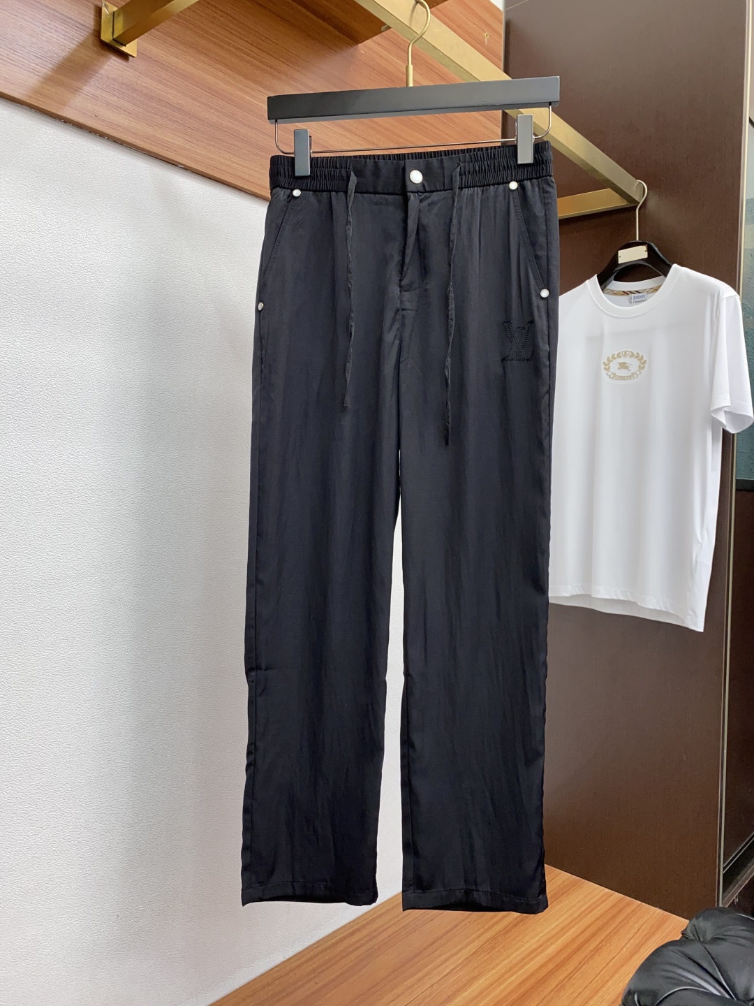 “High-End Men’s Jacket and Pants Suit: Tailor-Made Fabric with Impeccable Detail and High Air Comfort” - 图片 5