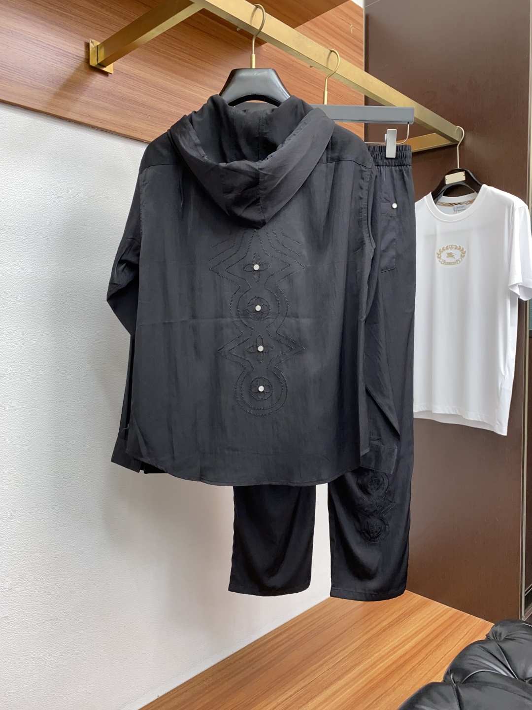“High-End Men’s Jacket and Pants Suit: Tailor-Made Fabric with Impeccable Detail and High Air Comfort” - 图片 9