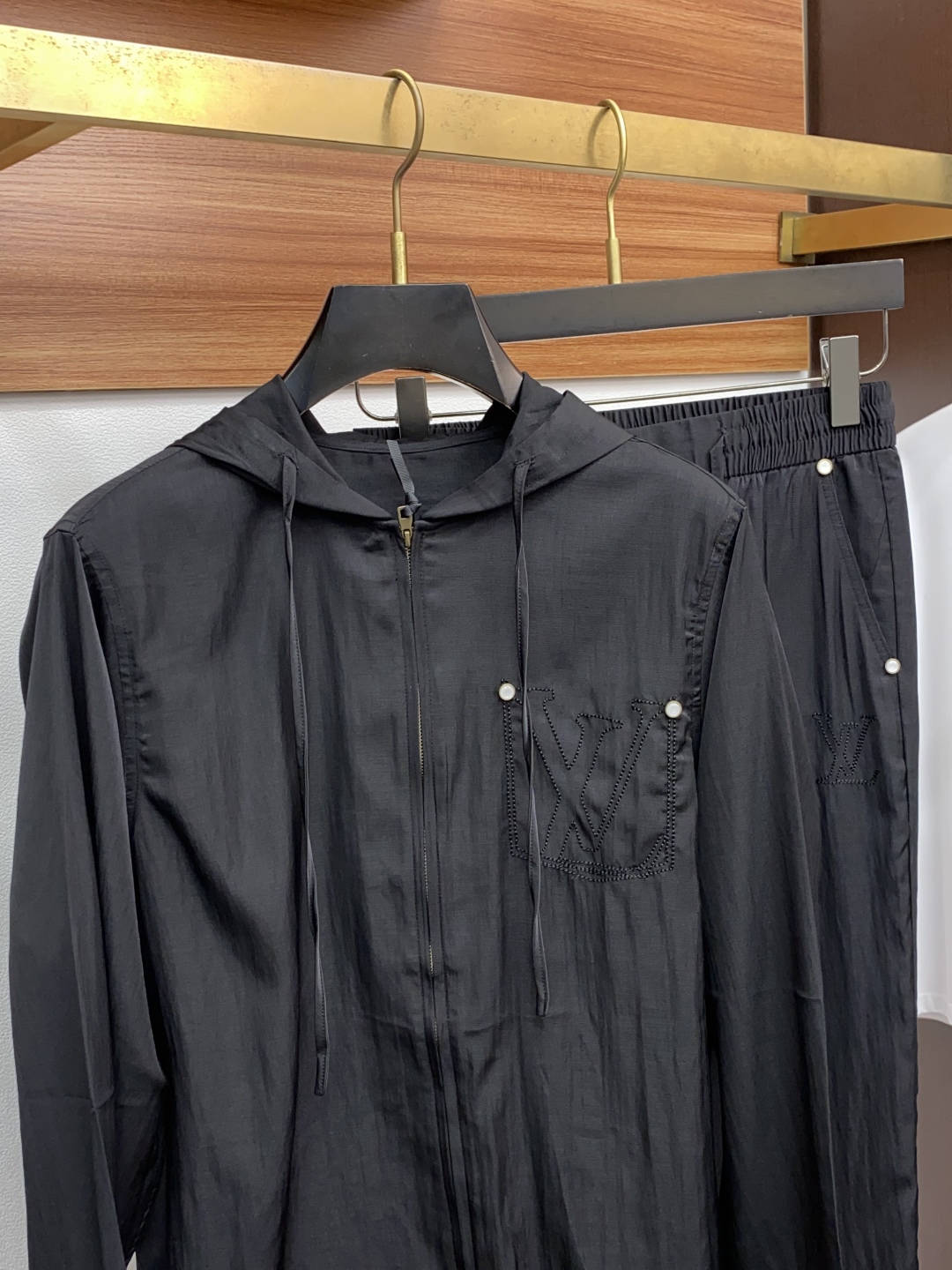 “High-End Men’s Jacket and Pants Suit: Tailor-Made Fabric with Impeccable Detail and High Air Comfort” - 图片 2