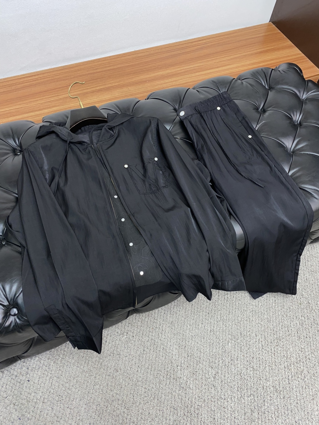 “High-End Men’s Jacket and Pants Suit: Tailor-Made Fabric with Impeccable Detail and High Air Comfort” - 图片 8
