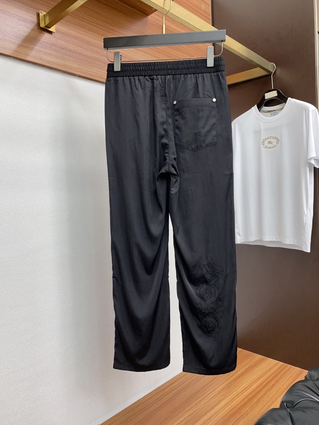 “High-End Men’s Jacket and Pants Suit: Tailor-Made Fabric with Impeccable Detail and High Air Comfort” - 图片 6
