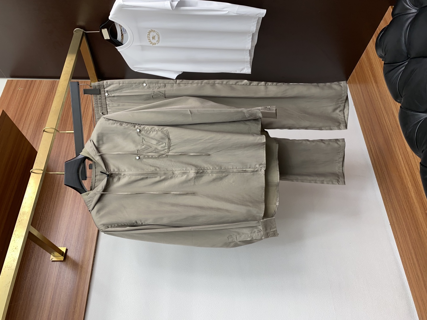 “High-End Men’s Jacket and Pants Suit: Online Co-op Pre-Sale 2025s with Tailor-Made Fabric and Impeccable Detail” - 图片 1