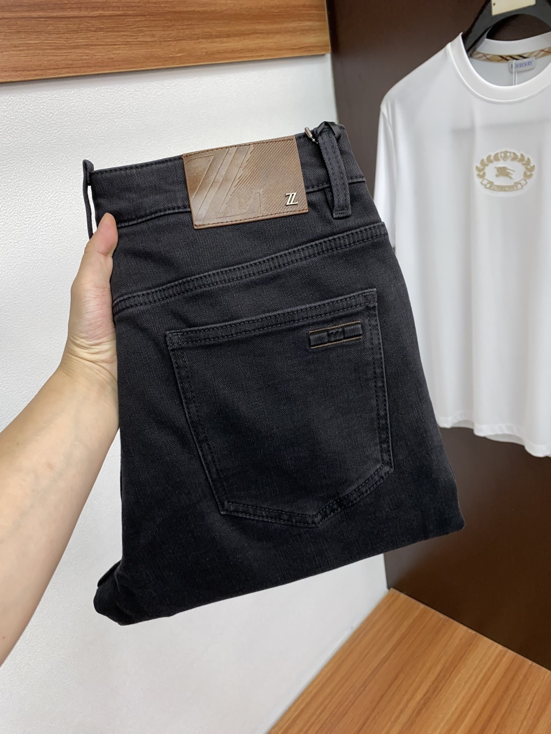 Title: P650 Genia 25ss Men’s Jeans: Fall/Winter Collection Features Unique Craftsmanship Summary: New men’s jeans with intricate craftsmanship, softness, flexibility, color-changing - 图片 1