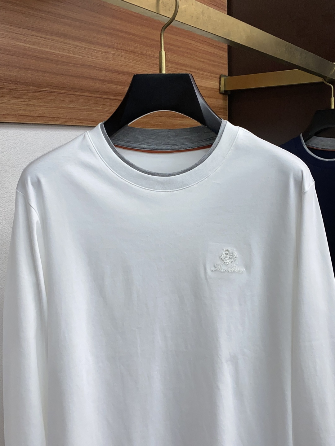 lP🆕 诺悠翩雅 2025最新小绣花双层领长袖T恤210克百分百丝光双面码数：M-3XL颜色：藏青，白色