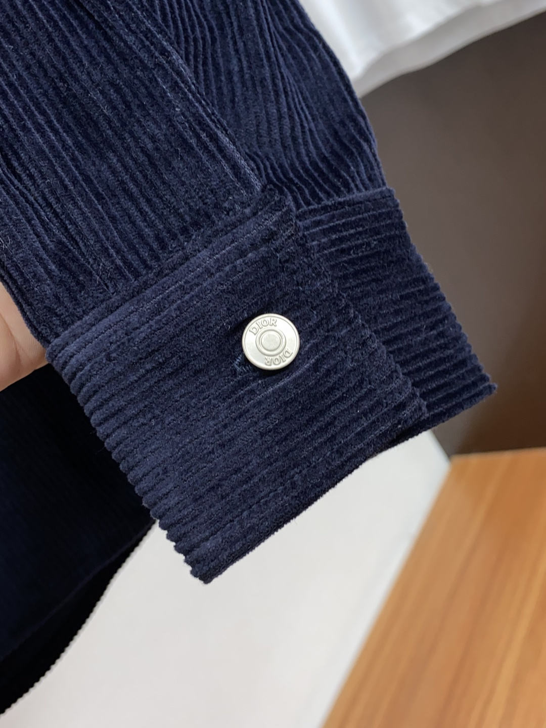 迪奥 新款翻领夹克外套，官网同步，原版订制条绒纤维面料，时尚潮流感十足，简约不简单的设计，原厂五金辅料，