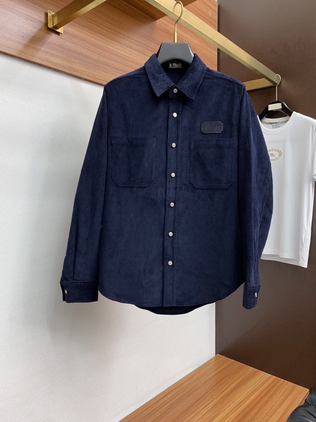 迪奥 新款翻领夹克外套，官网同步，原版订制条绒纤维面料，时尚潮流感十足，简约不简单的设计，原厂五金辅料，