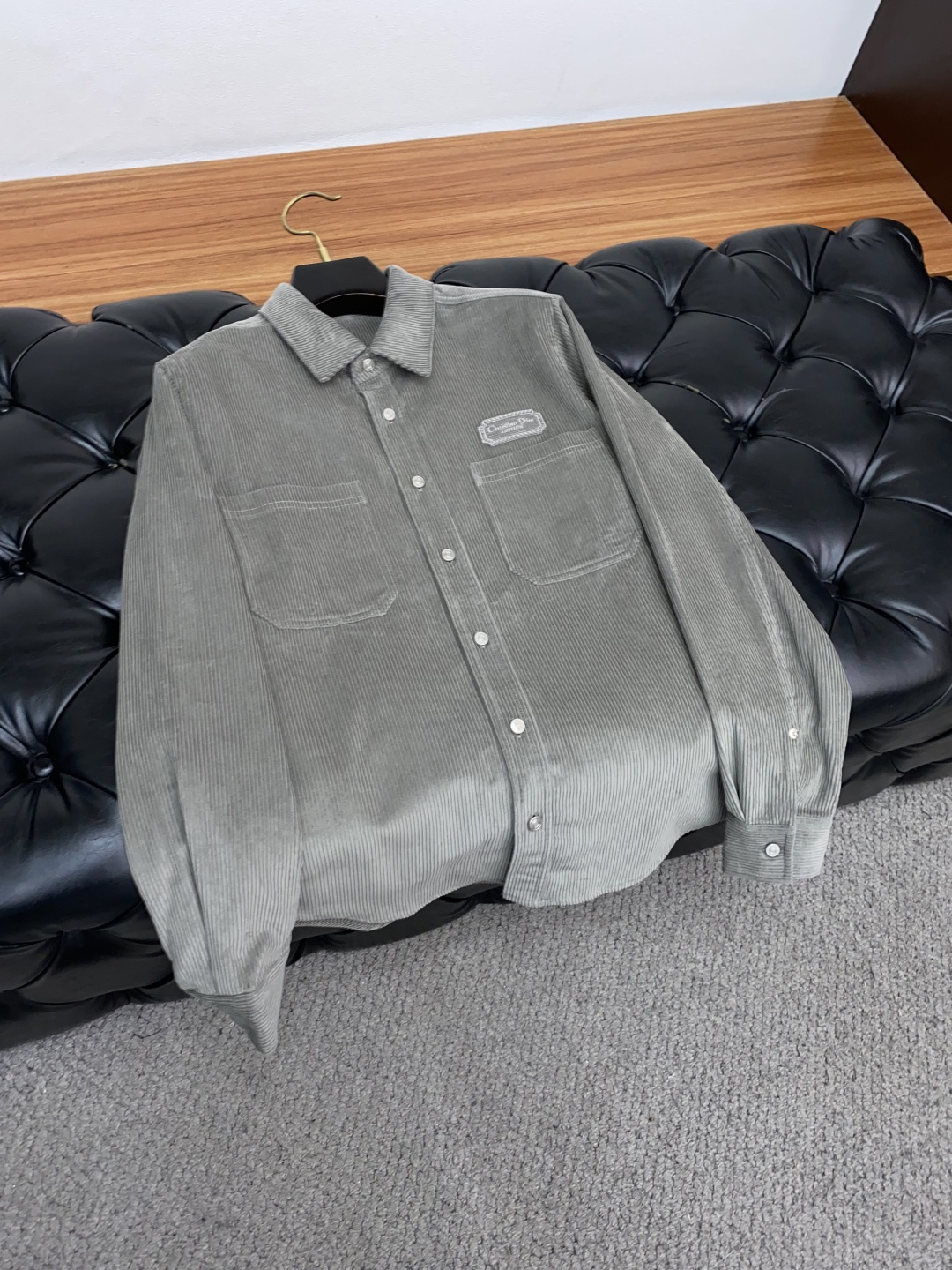 迪奥 新款翻领夹克外套，官网同步，原版订制条绒纤维面料，时尚潮流感十足，简约不简单的设计，原厂五金辅料，