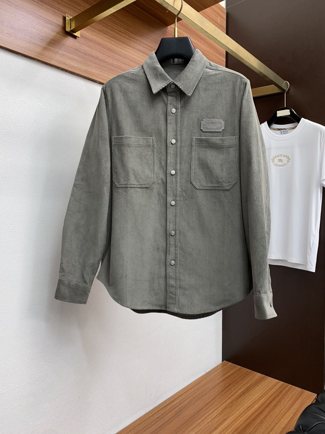 迪奥 新款翻领夹克外套，官网同步，原版订制条绒纤维面料，时尚潮流感十足，简约不简单的设计，原厂五金辅料，