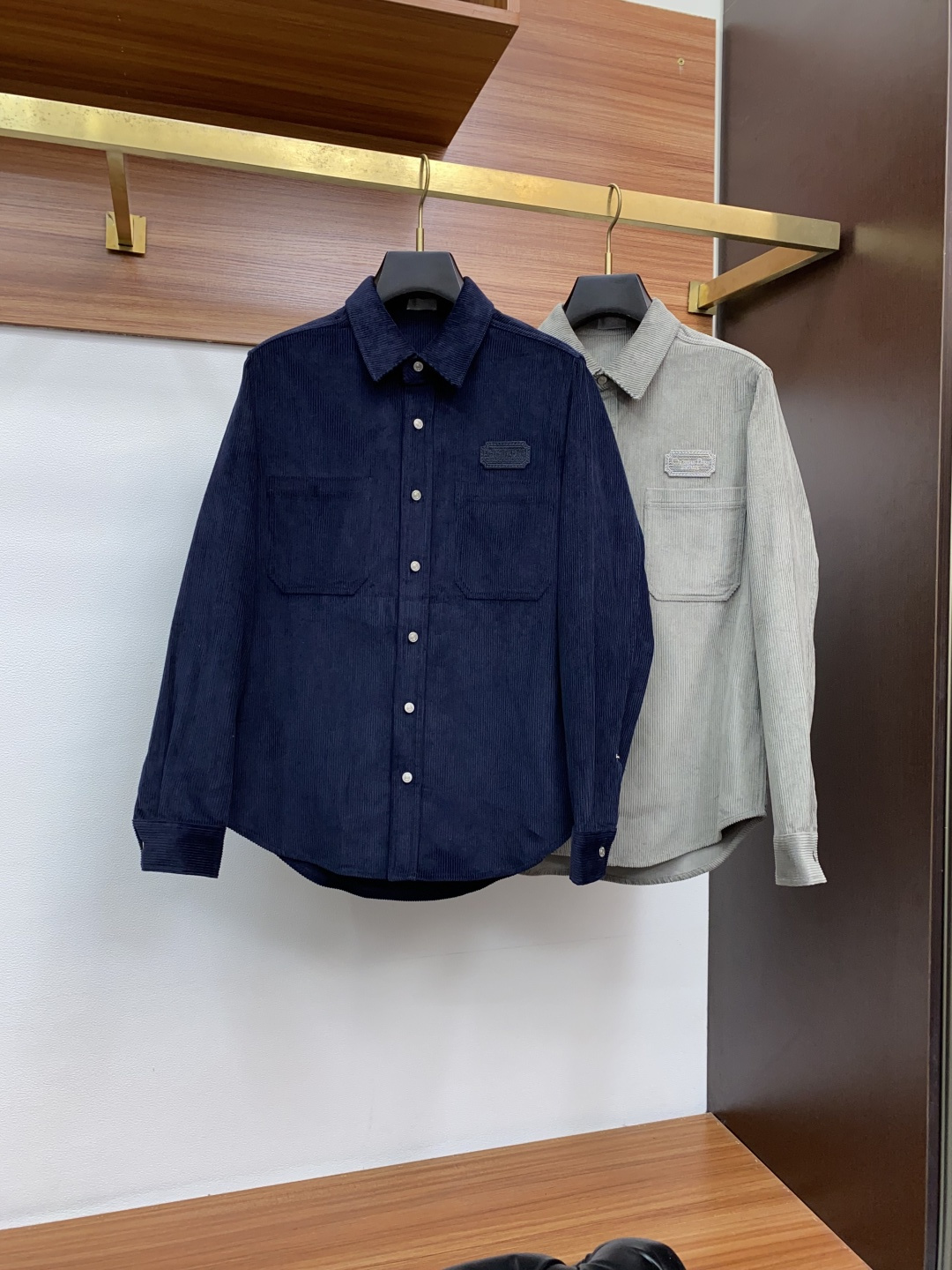 迪奥 新款翻领夹克外套，官网同步，原版订制条绒纤维面料，时尚潮流感十足，简约不简单的设计，原厂五金辅料，