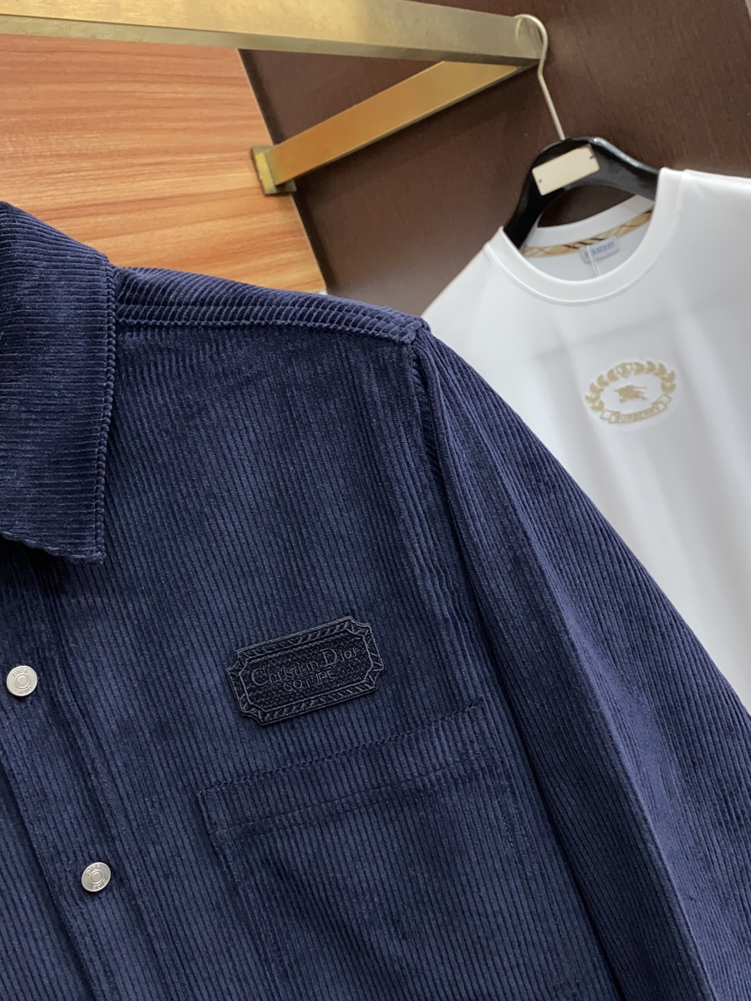 迪奥 新款翻领夹克外套，官网同步，原版订制条绒纤维面料，时尚潮流感十足，简约不简单的设计，原厂五金辅料，