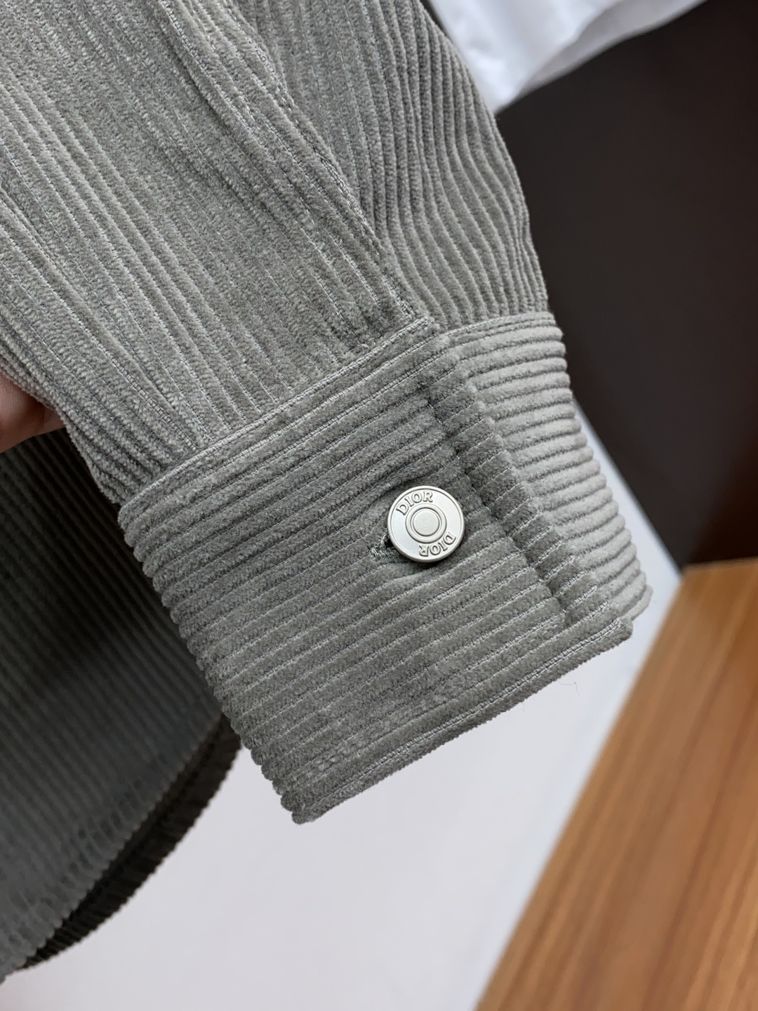 迪奥 新款翻领夹克外套，官网同步，原版订制条绒纤维面料，时尚潮流感十足，简约不简单的设计，原厂五金辅料，