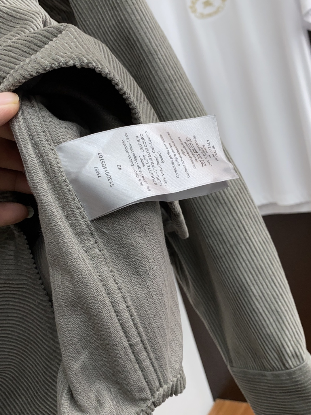 迪奥 新款翻领夹克外套，官网同步，原版订制条绒纤维面料，时尚潮流感十足，简约不简单的设计，原厂五金辅料，