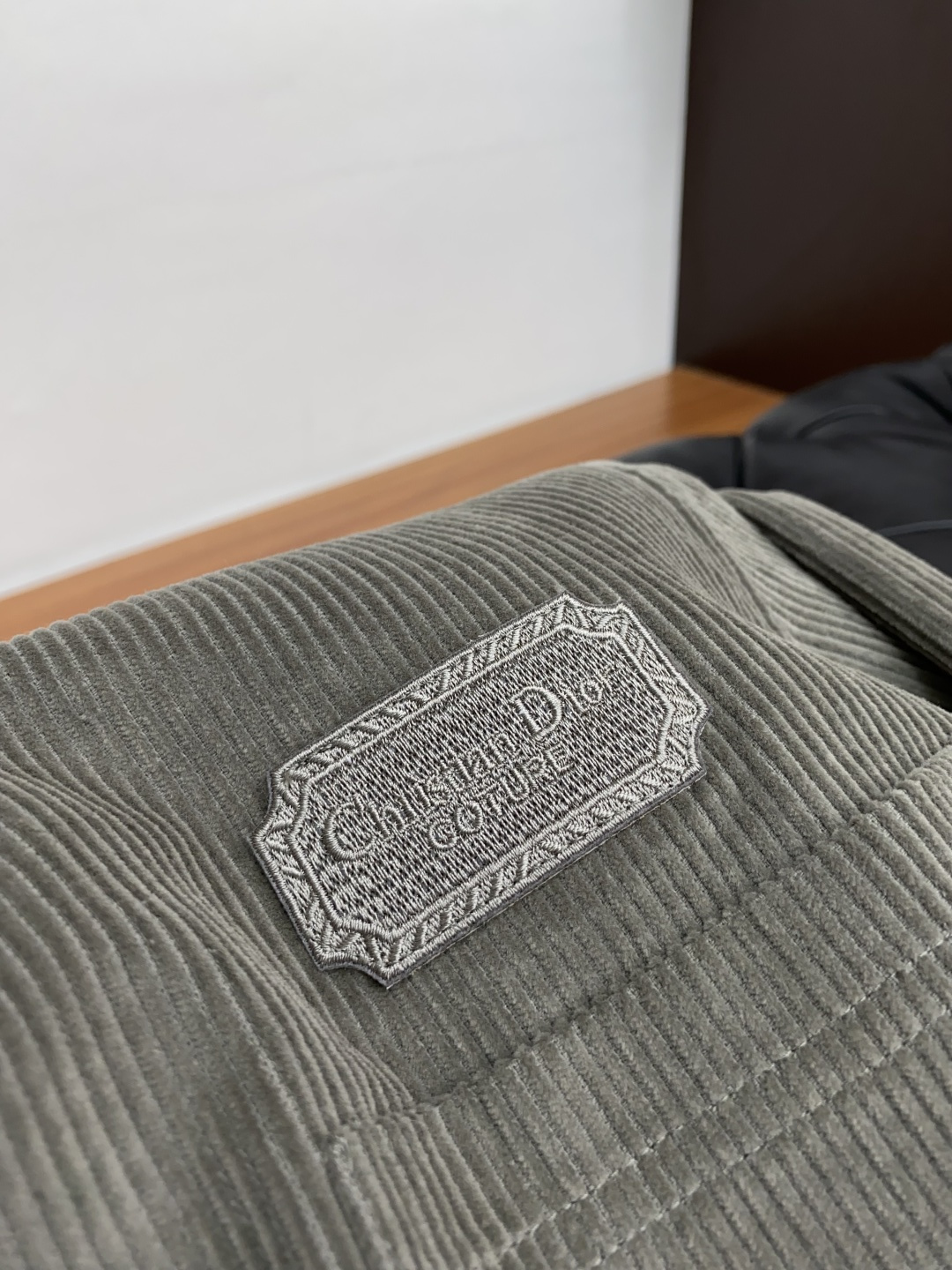 迪奥 新款翻领夹克外套，官网同步，原版订制条绒纤维面料，时尚潮流感十足，简约不简单的设计，原厂五金辅料，