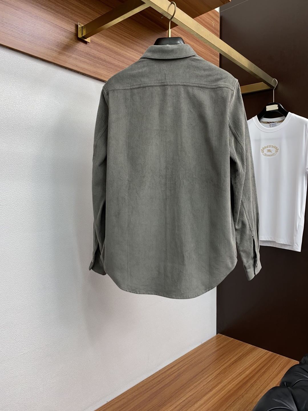 迪奥 新款翻领夹克外套，官网同步，原版订制条绒纤维面料，时尚潮流感十足，简约不简单的设计，原厂五金辅料，