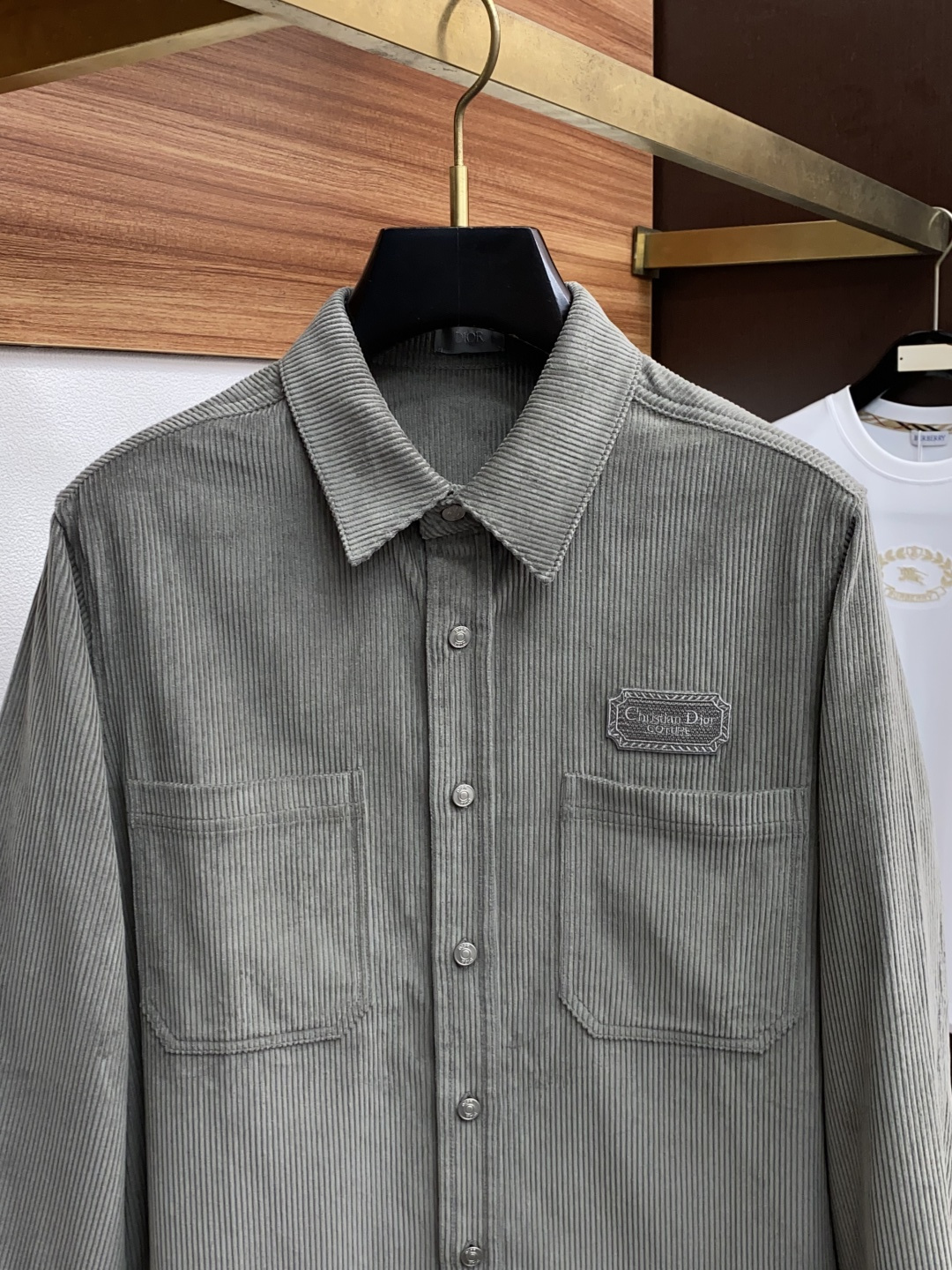 迪奥 新款翻领夹克外套，官网同步，原版订制条绒纤维面料，时尚潮流感十足，简约不简单的设计，原厂五金辅料，