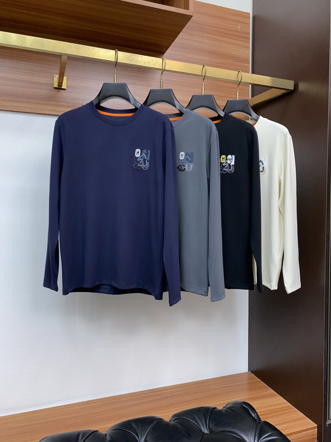  爱马仕 2025最新小绣花长袖T恤210克百分百丝光双面码数：M-3XL
颜色：藏青，白色，黑色 
款