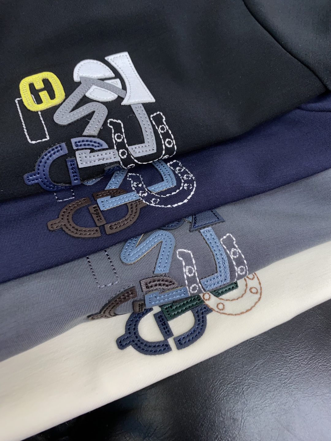  爱马仕 2025最新小绣花长袖T恤210克百分百丝光双面码数：M-3XL
颜色：藏青，白色，黑色 
款