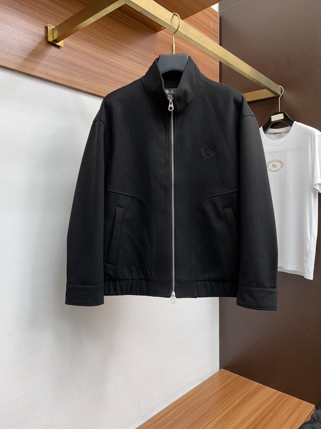 Title: P1202 LP Noyushiya New Year’s Day 2025 Men’s Wool Jacket Collection Summary: Stylish and functional men’s jackets with modern and outdoor elements, emphasizing design,