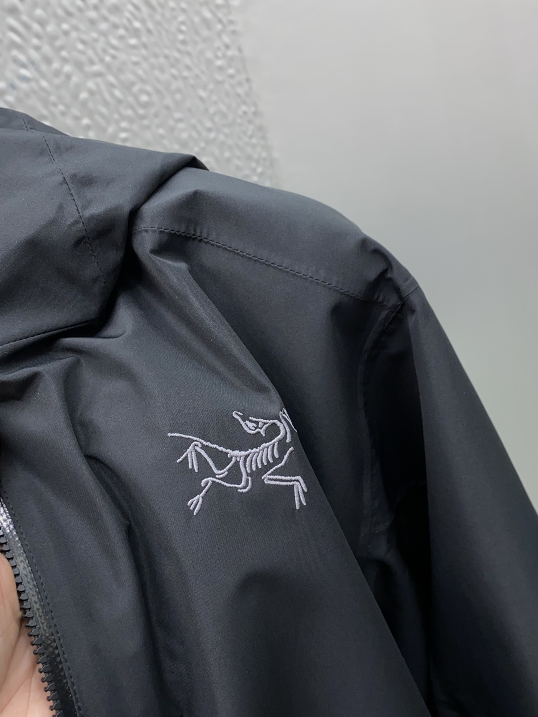 ARCTERYX 始祖鸟，2025春夏AW新品，时尚休闲连帽冲锋衣外套，专柜同步有售，液氨蛋白面料 进口