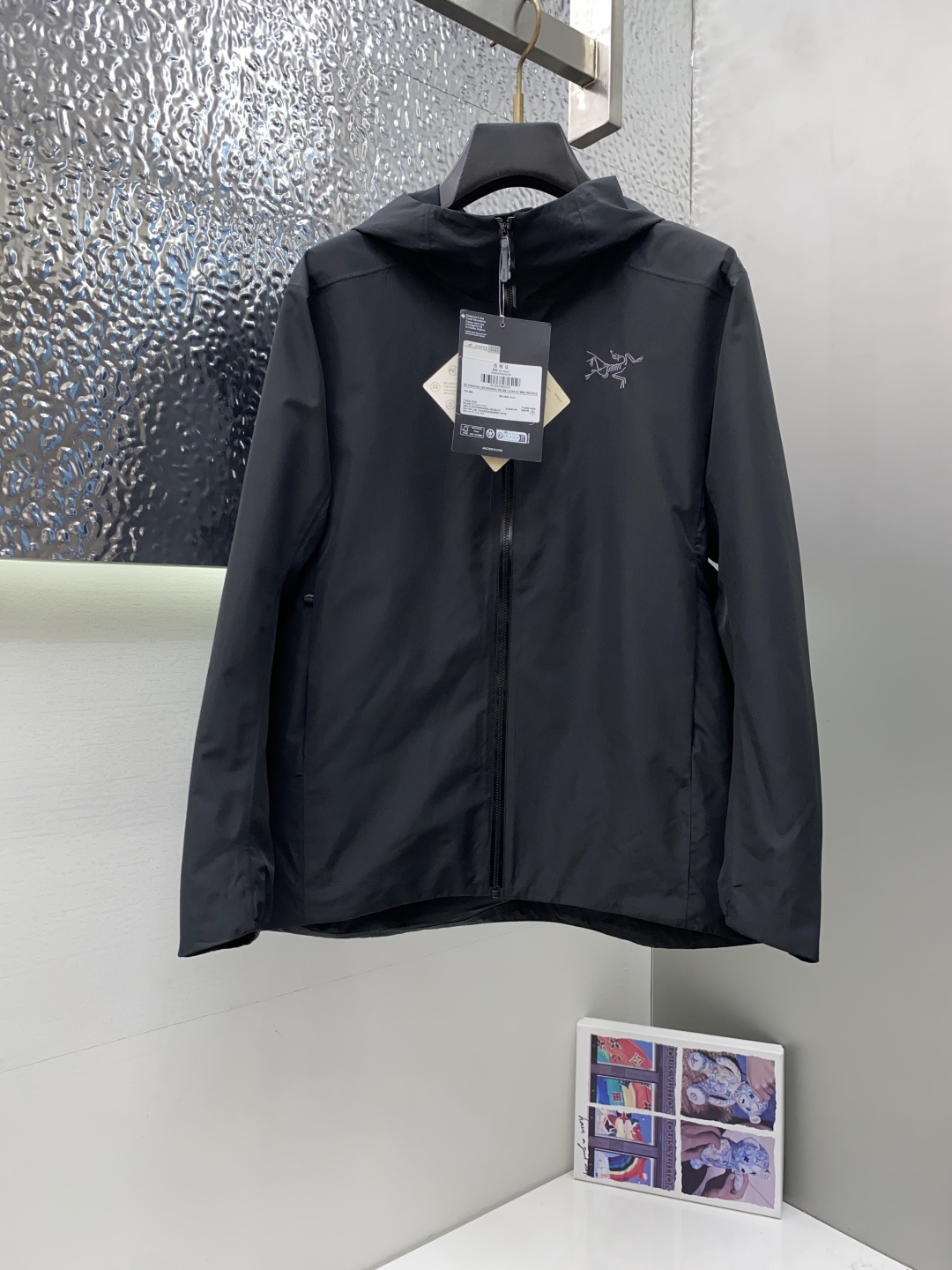 ARCTERYX 始祖鸟，2025春夏AW新品，时尚休闲连帽冲锋衣外套，专柜同步有售，液氨蛋白面料 进口