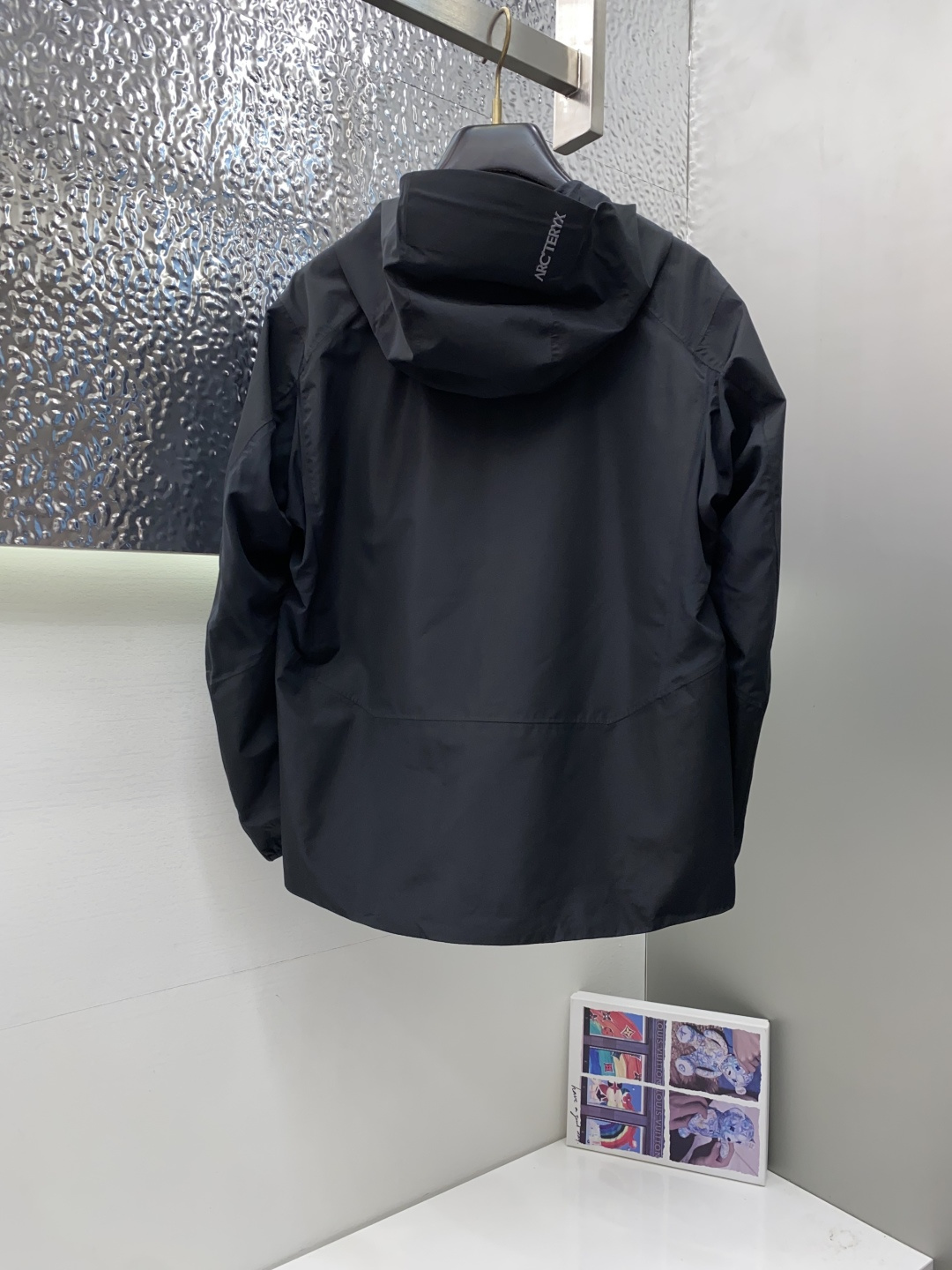 ARCTERYX 始祖鸟，2025春夏AW新品，时尚休闲连帽冲锋衣外套，专柜同步有售，液氨蛋白面料 进口