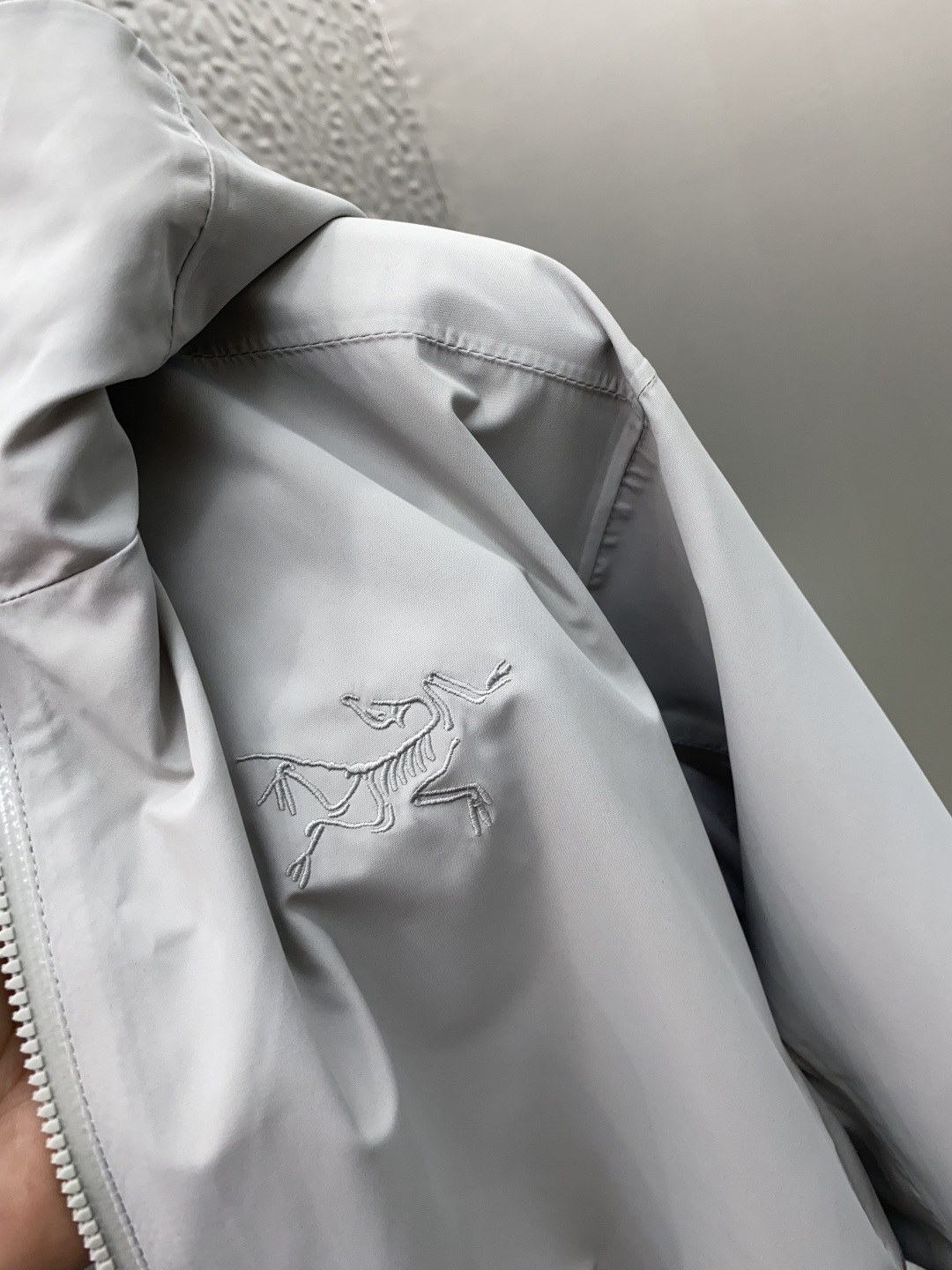 ARCTERYX 始祖鸟，2025春夏AW新品，时尚休闲连帽冲锋衣外套，专柜同步有售，液氨蛋白面料 进口