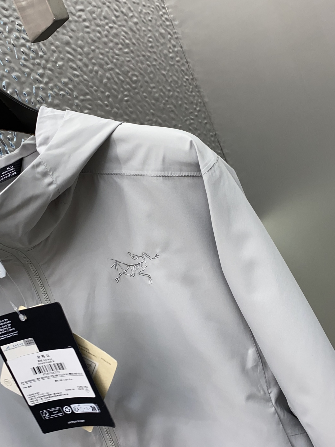 ARCTERYX 始祖鸟，2025春夏AW新品，时尚休闲连帽冲锋衣外套，专柜同步有售，液氨蛋白面料 进口